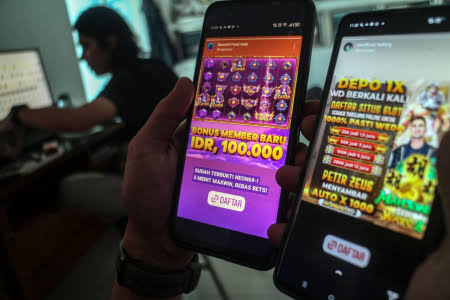 Mencetak free spins dalam permainan slot bukan hanya keberuntungan, tetapi juga memerlukan strategi yang tepat. Pertama, pilih mesin slot